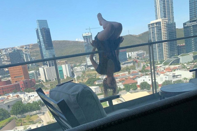 Cô gái xinh đẹp rơi từ tầng 6 xuống đất vì tập yoga ở ban công - Ảnh 1. Cô gái xinh đẹp rơi từ tầng 6 xuống đất vì tập yoga ở ban công - Ảnh 1.