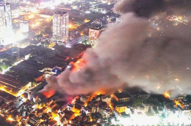 Những hình ảnh kinh hoàng ở vụ cháy nhà máy phích nước Rạng Đông - Ảnh 1.