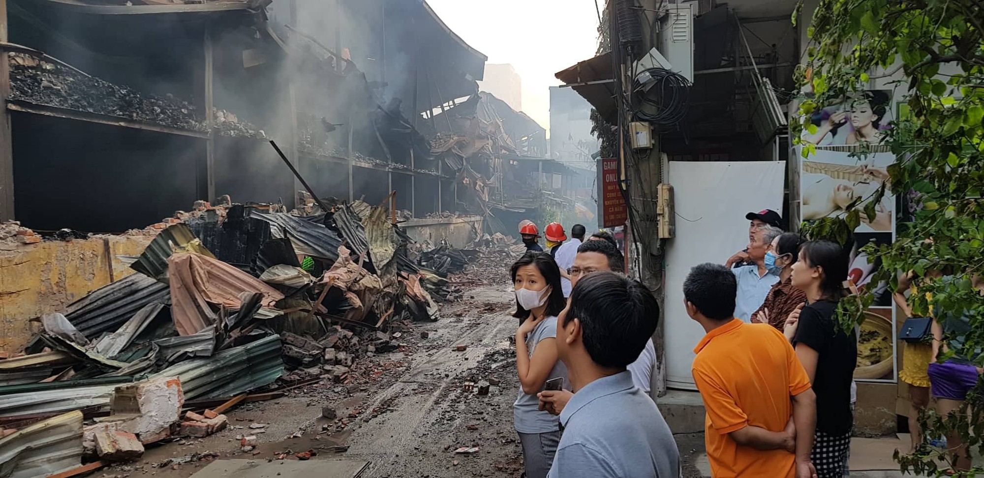 Chùm ảnh: Hiện trường tan hoang sau đám cháy lớn ở nhà máy phích nước Rạng Đông - Ảnh 12. Chùm ảnh: Hiện trường tan hoang sau đám cháy lớn ở nhà máy phích nước Rạng Đông - Ảnh 12.