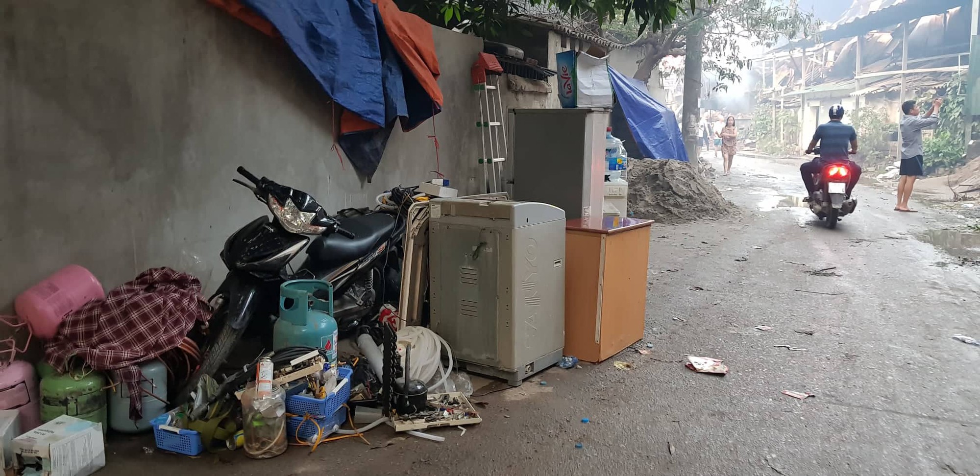 Chùm ảnh: Hiện trường tan hoang sau đám cháy lớn ở nhà máy phích nước Rạng Đông - Ảnh 9. Chùm ảnh: Hiện trường tan hoang sau đám cháy lớn ở nhà máy phích nước Rạng Đông - Ảnh 9.