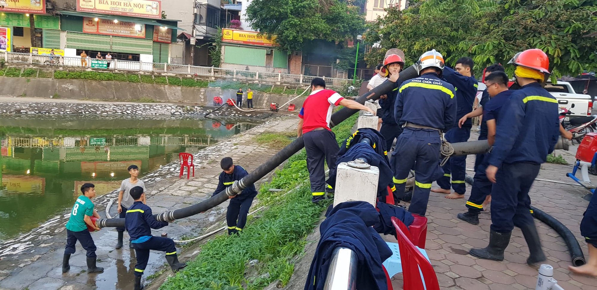 Chùm ảnh: Hiện trường tan hoang sau đám cháy lớn ở nhà máy phích nước Rạng Đông - Ảnh 2. Chùm ảnh: Hiện trường tan hoang sau đám cháy lớn ở nhà máy phích nước Rạng Đông - Ảnh 2.