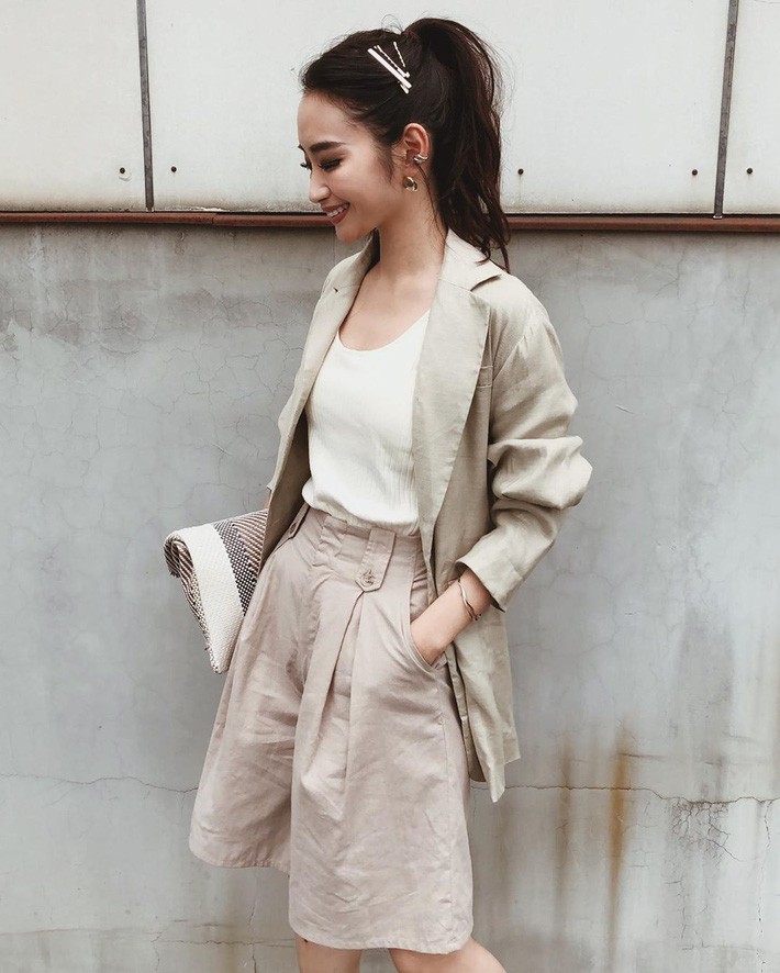 Chẳng dát toàn hàng hiệu nhưng các quý cô Châu Á nhìn vẫn cứ sang xịn nhờ cách mix cao tay - Ảnh 12. Chẳng dát toàn hàng hiệu nhưng các quý cô Châu Á nhìn vẫn cứ sang xịn nhờ cách mix cao tay - Ảnh 12.