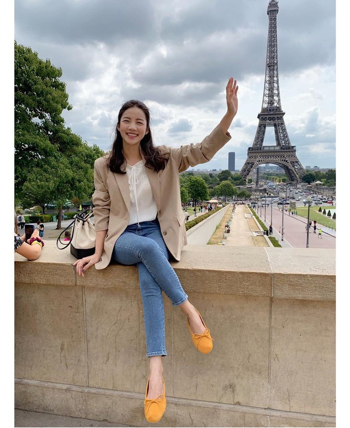 Chẳng dát toàn hàng hiệu nhưng các quý cô Châu Á nhìn vẫn cứ sang xịn nhờ cách mix cao tay - Ảnh 3. Chẳng dát toàn hàng hiệu nhưng các quý cô Châu Á nhìn vẫn cứ sang xịn nhờ cách mix cao tay - Ảnh 3.