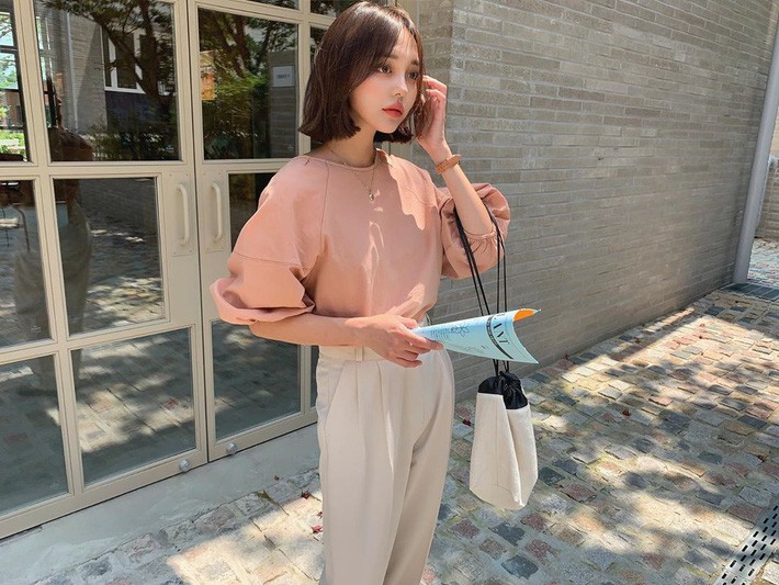 Chẳng dát toàn hàng hiệu nhưng các quý cô Châu Á nhìn vẫn cứ sang xịn nhờ cách mix cao tay - Ảnh 10. Chẳng dát toàn hàng hiệu nhưng các quý cô Châu Á nhìn vẫn cứ sang xịn nhờ cách mix cao tay - Ảnh 10.
