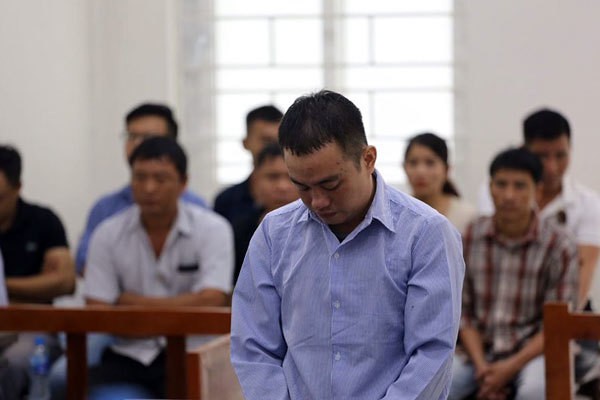 Bố mẹ vợ ở Hà Nội khóc xin tòa nhẹ tay với chàng rể giết con gái - Ảnh 1.