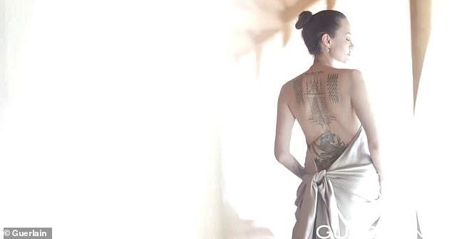 Angelina Jolie bán nude, lộ hình xăm kín lưng  - Ảnh 2.