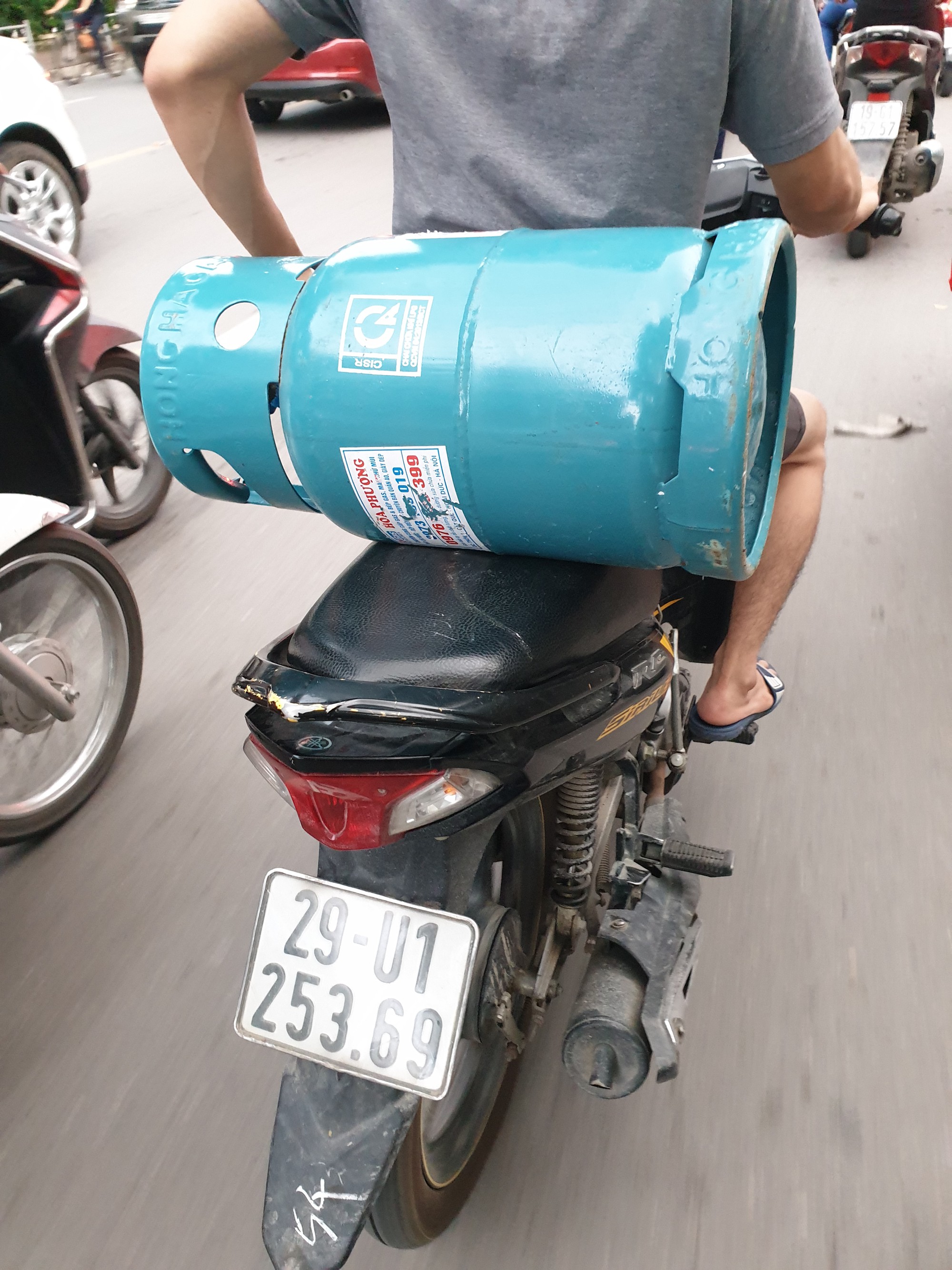 “Lạnh gáy” những cách chở gas nguy hiểm ở Hà Nội - Ảnh 2. “Lạnh gáy” những cách chở gas nguy hiểm ở Hà Nội - Ảnh 2.