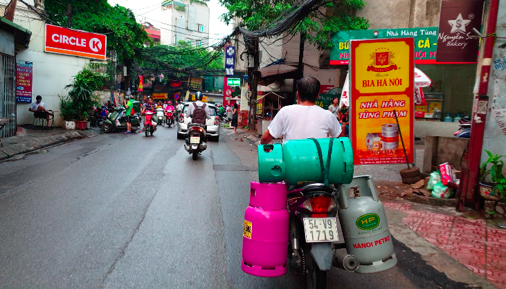 “Lạnh gáy” những cách chở gas nguy hiểm ở Hà Nội - Ảnh 1. “Lạnh gáy” những cách chở gas nguy hiểm ở Hà Nội - Ảnh 1.