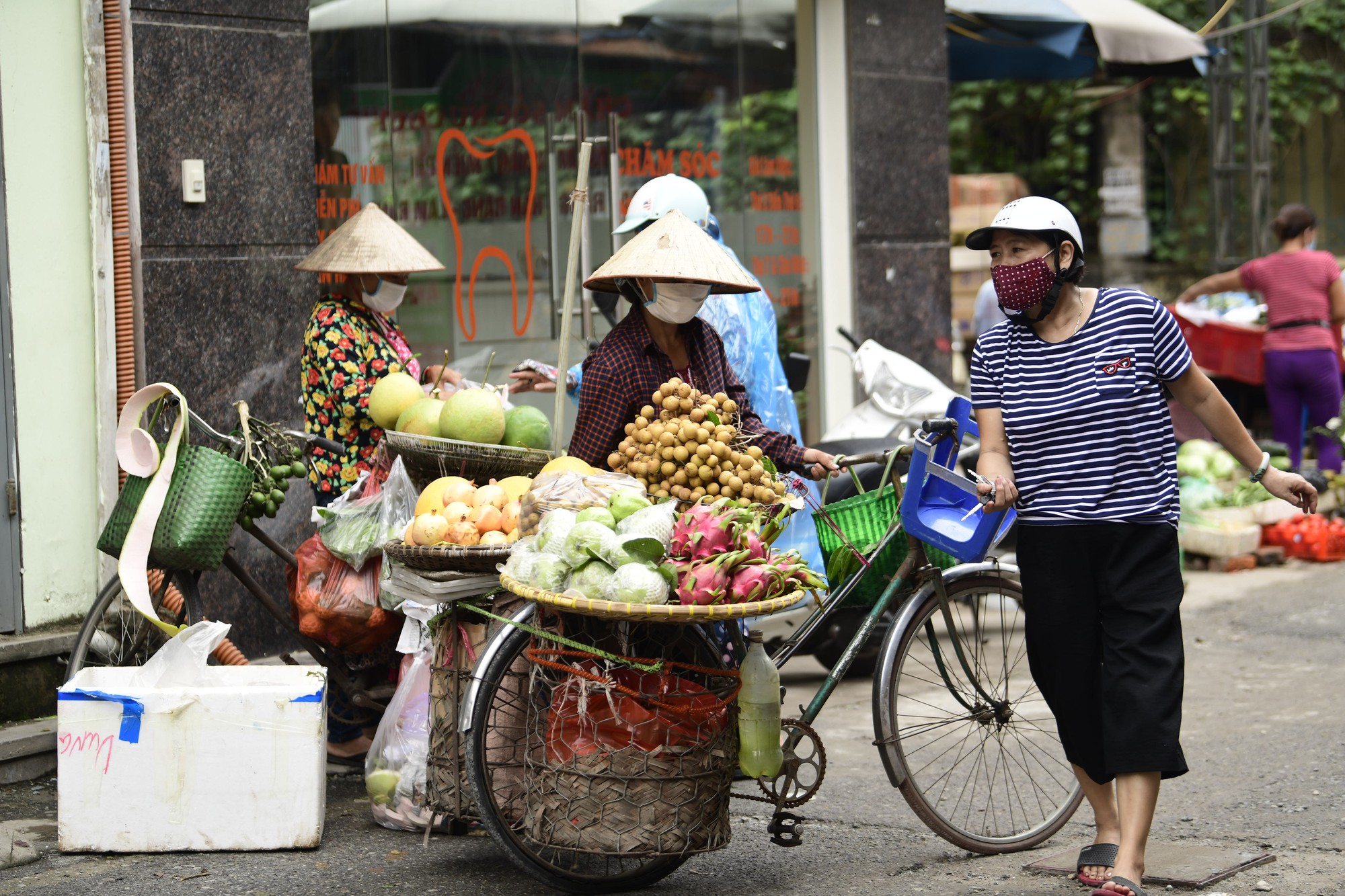 Sau vụ cháy tại Công ty CP Bóng đèn phích nước Rạng Đông: Nhiều người dân di dời tránh ô nhiễm không khí - Ảnh 2. Sau vụ cháy tại Công ty CP Bóng đèn phích nước Rạng Đông: Nhiều người dân di dời tránh ô nhiễm không khí - Ảnh 2.