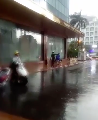 Nhân viên bảo vệ khách sạn Grand Plaza đuổi phụ nữ và trẻ em trú mưa ra đường là “không có tình người”? - Ảnh 3.