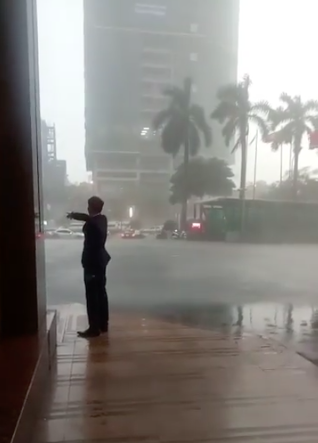 Nhân viên bảo vệ khách sạn Grand Plaza đuổi phụ nữ và trẻ em trú mưa ra đường là “không có tình người”? - Ảnh 2.