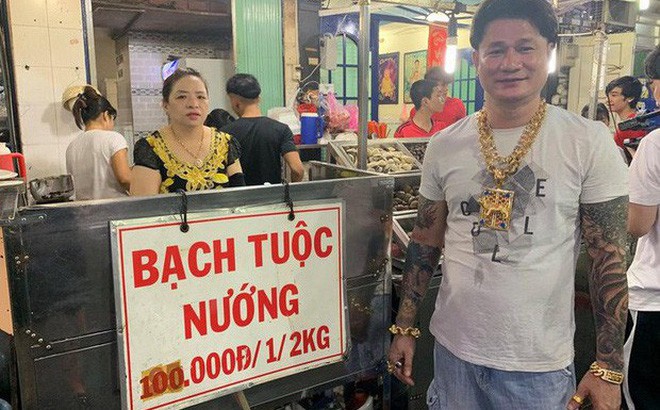 Cặp vợ chồng nói về việc đeo cả trăm lượng vàng đứng bán ốc ở Sài Gòn: Mình có tiền, có khả năng mua thì cứ đeo - Ảnh 1. Cặp vợ chồng nói về việc đeo cả trăm lượng vàng đứng bán ốc ở Sài Gòn: Mình có tiền, có khả năng mua thì cứ đeo - Ảnh 1.