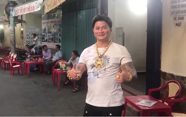 Cặp vợ chồng nói về việc đeo cả trăm lượng vàng đứng bán ốc ở Sài Gòn: Mình có tiền, có khả năng mua thì cứ đeo - Ảnh 2.