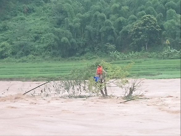 Chàng trai cứu người trong lũ dữ rồi tự cứu mình khi kẹt ở ngọn cây - Ảnh 2.