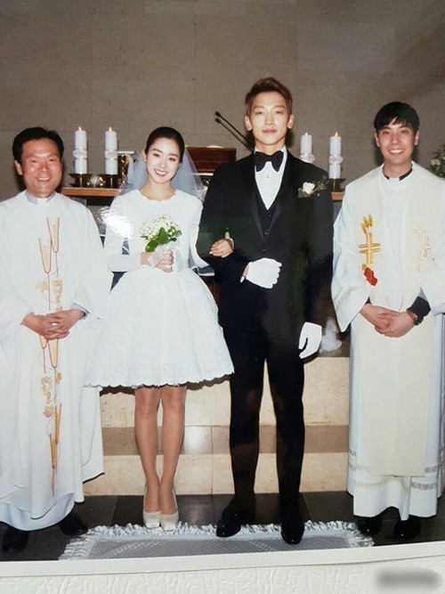 Ảnh cưới màu chưa từng tiết lộ của Bi Rain - Kim Tae Hee - Ảnh 1.
