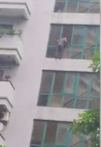 Hà Nội: Rùng mình cảnh nam thanh niên rơi từ tầng 6 toà chung cư xuống đất tử vong - Ảnh 1.