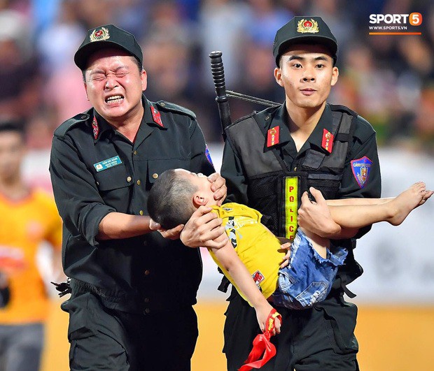 Khen thưởng các chiến sĩ cảnh sát sơ cứu fan nhí bị co giật ở Nam Định - Ảnh 7.
