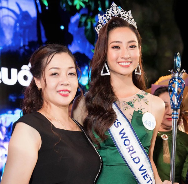 Gia đình mẫu mực, bố mẹ thành đạt của tân Hoa hậu Thế giới Việt Nam Lương Thùy Linh - Ảnh 2.