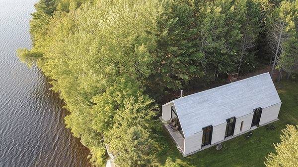 Ngắm căn nhà 140m2 bên hồ bằng gỗ tuyết tùng trắng hiếm có - Ảnh 2.