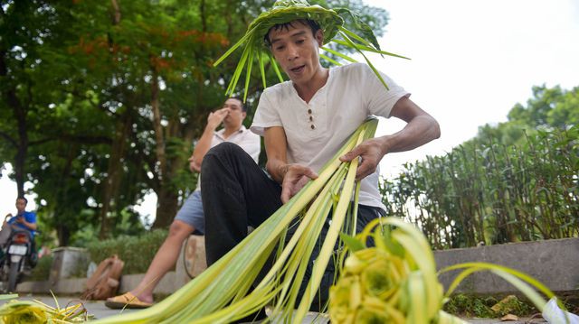 Hô biến lá dừa nước miền Tây thành giỏ hoa, con vật ở Hà Nội, kiếm tiền triệu mỗi ngày - Ảnh 2.