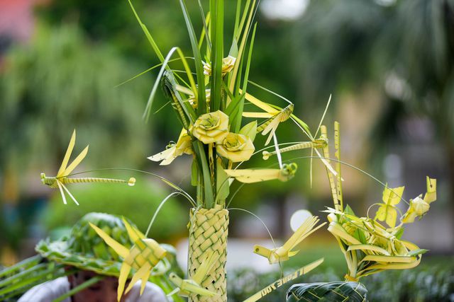 Hô biến lá dừa nước miền Tây thành giỏ hoa, con vật ở Hà Nội, kiếm tiền triệu mỗi ngày - Ảnh 3.