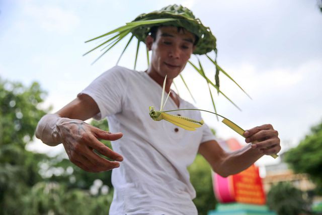 Hô biến lá dừa nước miền Tây thành giỏ hoa, con vật ở Hà Nội, kiếm tiền triệu mỗi ngày - Ảnh 5.