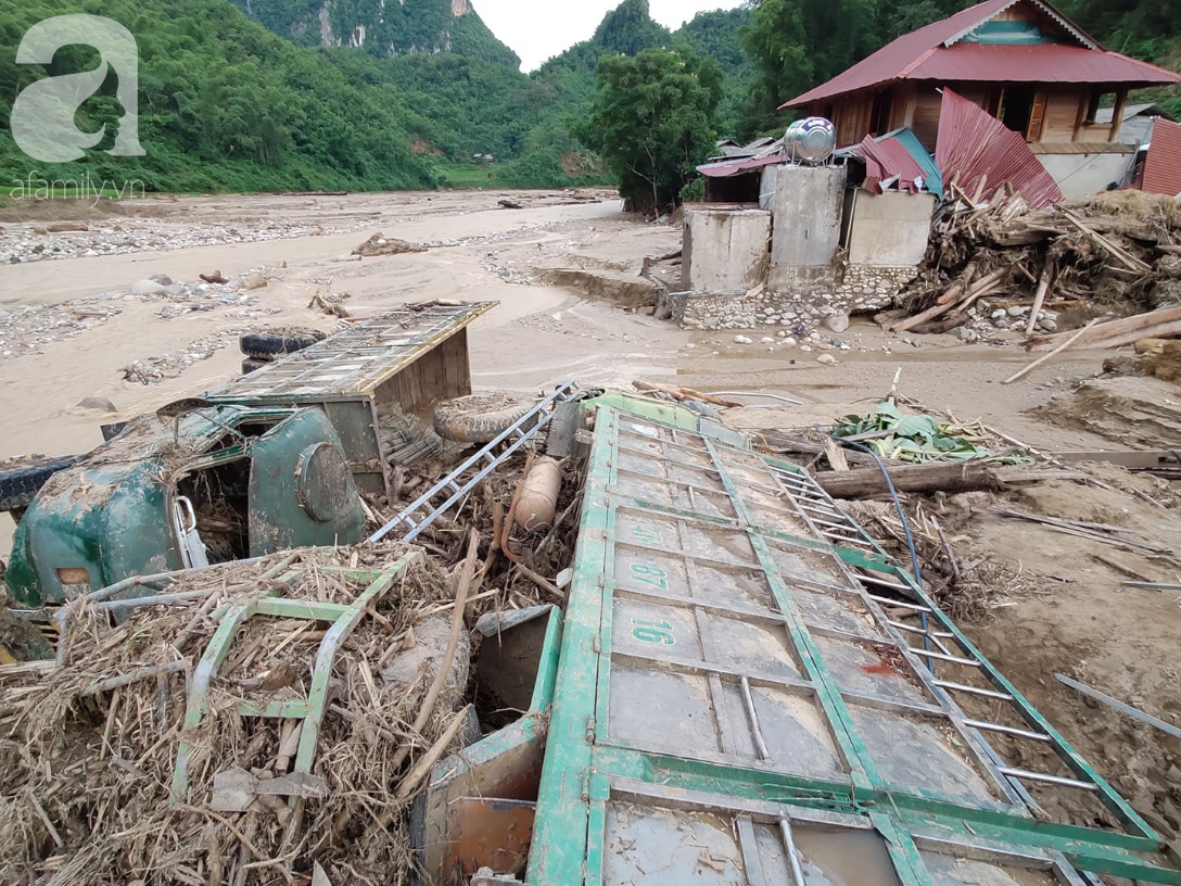 Ám ảnh tiếng khóc nghẹn của người dân vùng lũ, 12 người vẫn chưa trở về nhà: Con tôi còn nhưng bố mẹ bị nước cuốn cả rồi - Ảnh 6.
