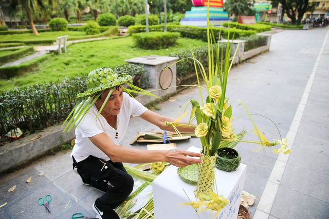 Hô biến lá dừa nước miền Tây thành giỏ hoa, con vật ở Hà Nội, kiếm tiền triệu mỗi ngày - Ảnh 8.