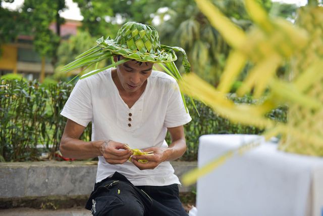 Hô biến lá dừa nước miền Tây thành giỏ hoa, con vật ở Hà Nội, kiếm tiền triệu mỗi ngày - Ảnh 9.