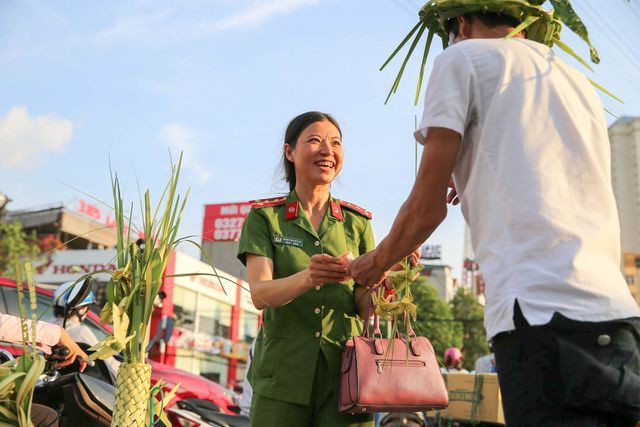 Hô biến lá dừa nước miền Tây thành giỏ hoa, con vật ở Hà Nội, kiếm tiền triệu mỗi ngày - Ảnh 10.