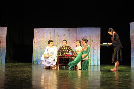 Khán giả thán phục trước tài năng diễn xuất kịch của học sinh Hà Nội - Amsterdam - Ảnh 3.