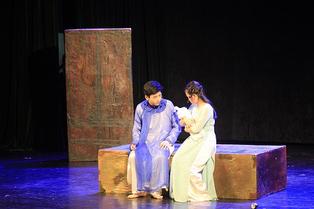 Khán giả thán phục trước tài năng diễn xuất kịch của học sinh Hà Nội - Amsterdam - Ảnh 2.