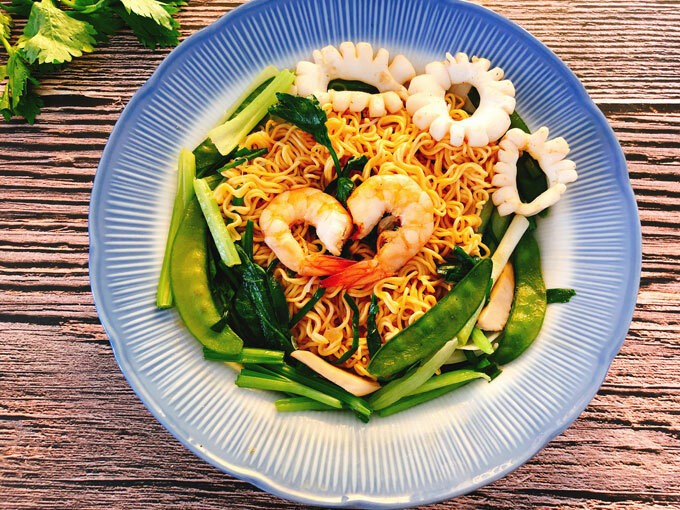 M&igrave; g&oacute;i x&agrave;o t&ocirc;m mực vừa nhanh lại ngon miệng - Ảnh 1.