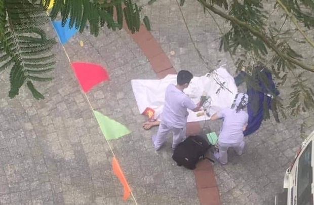 Nam sinh trường ĐH Hutech rơi từ trên lầu cao xuống đất tử vong - Ảnh 2.