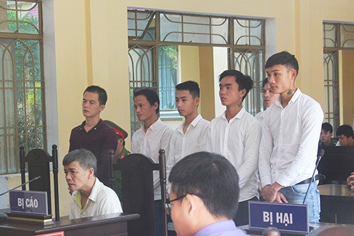 Ba cha con hầu tòa vì dùng mìn hỗn chiến với nhóm thanh niên - Ảnh 1. Ba cha con hầu tòa vì dùng mìn hỗn chiến với nhóm thanh niên - Ảnh 1.