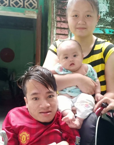 Chàng trai tí hon hạnh phúc bên vợ đẹp con xinh - Ảnh 1. Chàng trai tí hon hạnh phúc bên vợ đẹp con xinh - Ảnh 1.