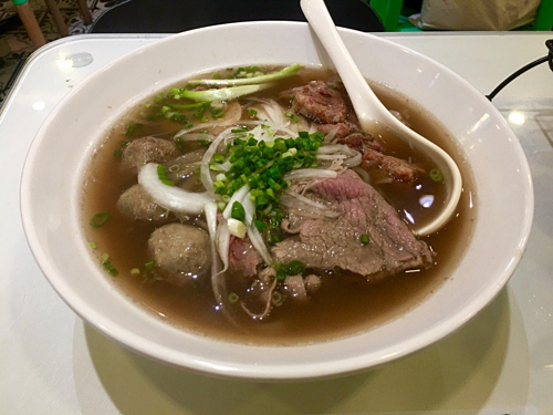 Phở bò hơn 150.000 đồng ở Hong Kong có gì? - Ảnh 1.