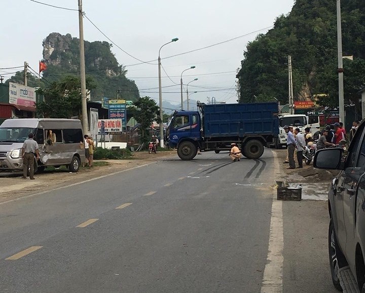 Tông vào xe tải dừng ven đường, 2 thanh niên đi xe máy thương vong - Ảnh 2. Tông vào xe tải dừng ven đường, 2 thanh niên đi xe máy thương vong - Ảnh 2.