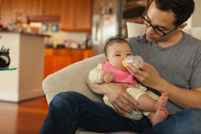 Thuê em chồng trông con để đi làm, tôi không ngờ mình lại tự rước bực vào người - Ảnh 1.