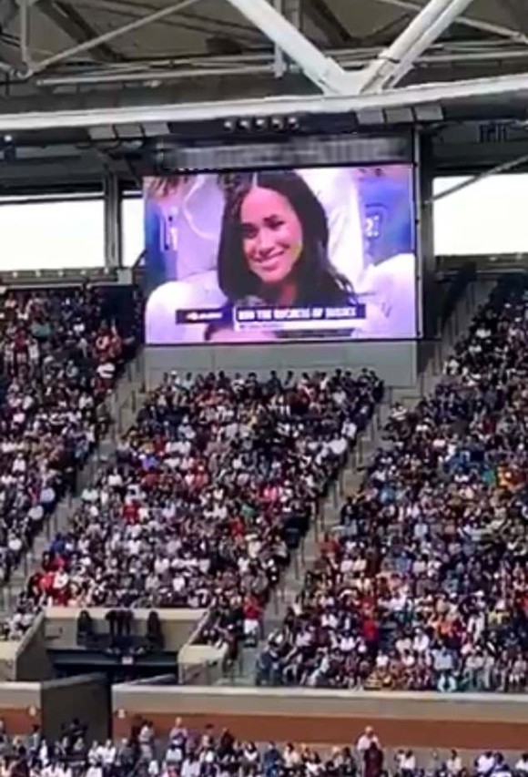 Meghan xuất hiện trên màn hình sân vận động - Ảnh 2.
