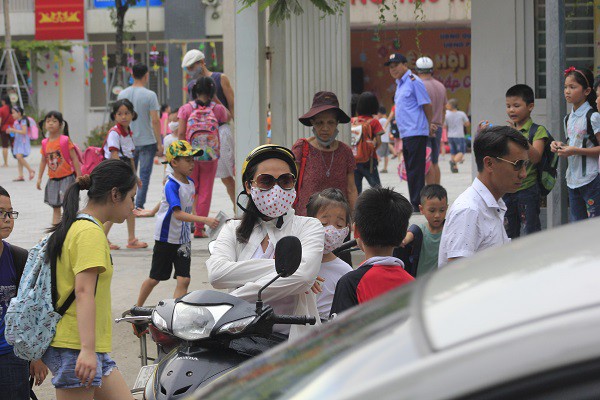 Sau vụ cháy Rạng Đông, học sinh trường Hạ Đình đeo khẩu trang kín mít đi học - Ảnh 5.