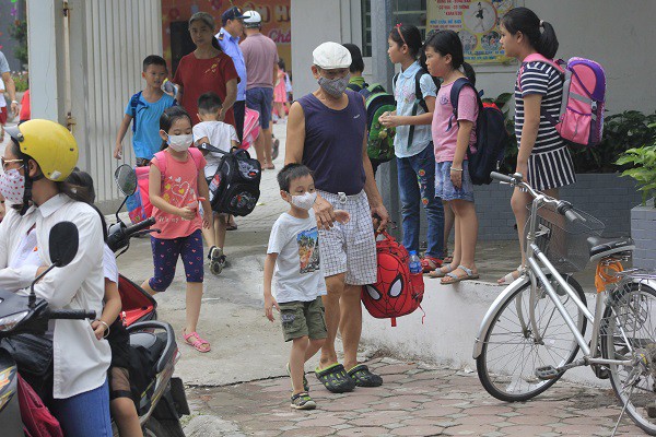 Sau vụ cháy Rạng Đông, học sinh trường Hạ Đình đeo khẩu trang kín mít đi học - Ảnh 6.