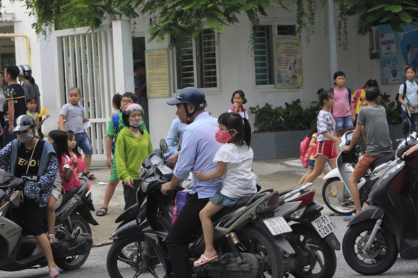 Sau vụ cháy Rạng Đông, học sinh trường Hạ Đình đeo khẩu trang kín mít đi học - Ảnh 8.
