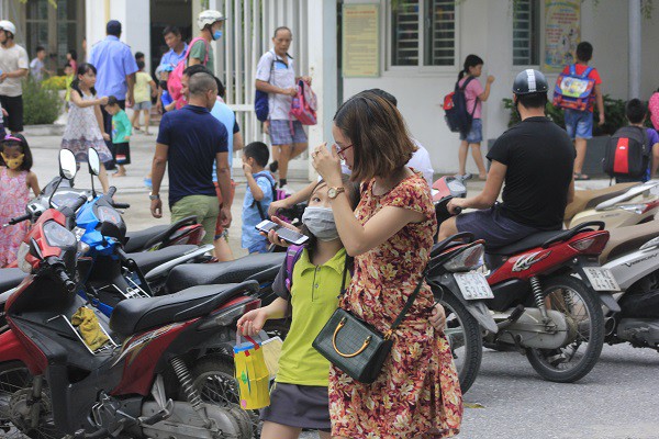 Sau vụ cháy Rạng Đông, học sinh trường Hạ Đình đeo khẩu trang kín mít đi học - Ảnh 10.