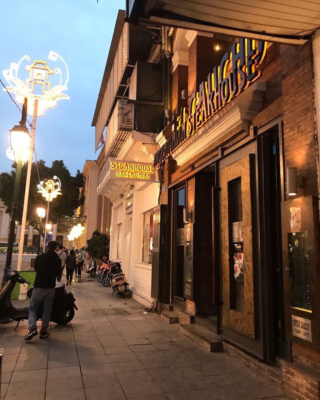 5 nhà hàng steak đắt xắt ra miếng nổi tiếng ở Hà Nội - Ảnh 2. 5 nhà hàng steak đắt xắt ra miếng nổi tiếng ở Hà Nội - Ảnh 2.