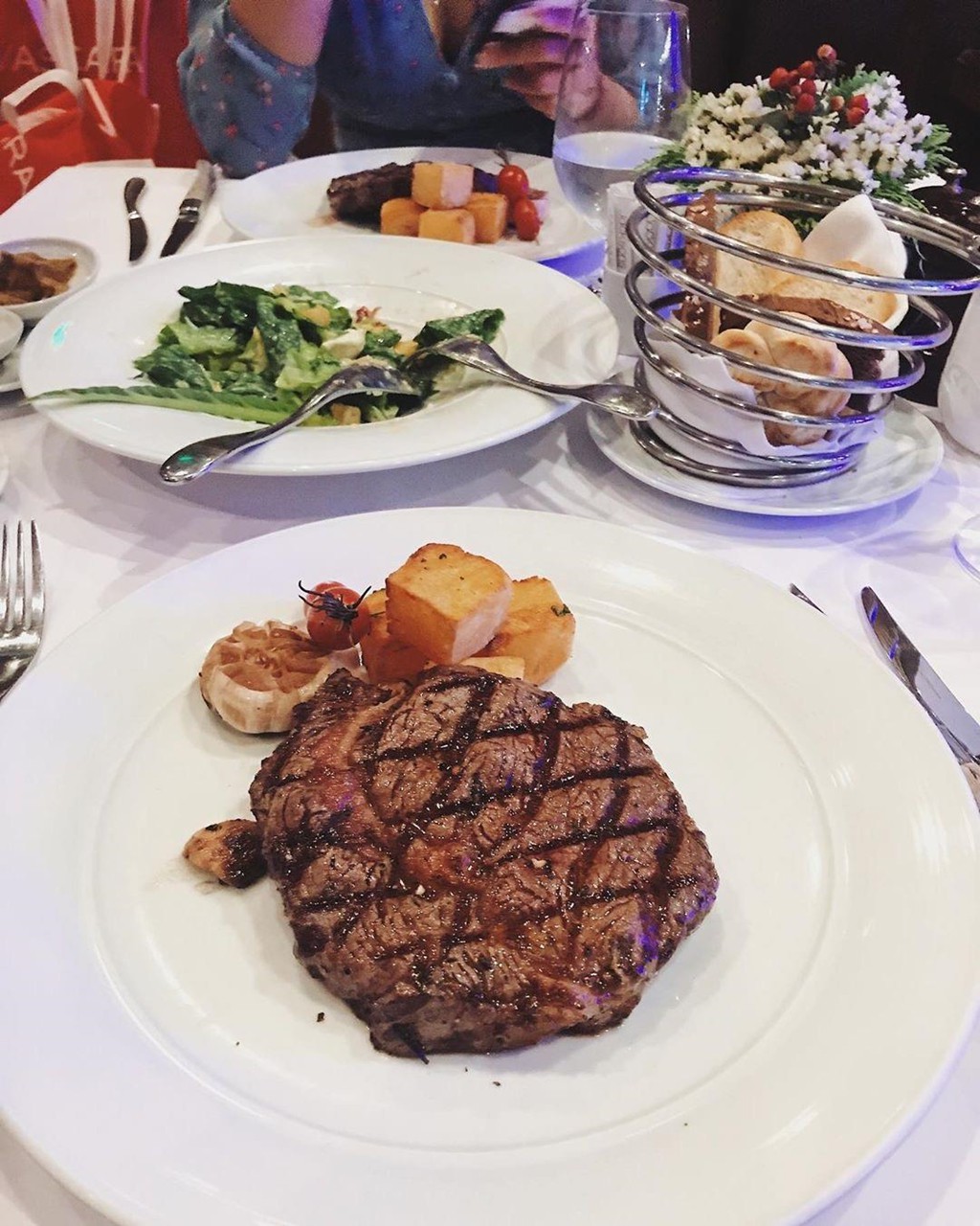 5 nhà hàng steak đắt xắt ra miếng nổi tiếng ở Hà Nội - Ảnh 18. 5 nhà hàng steak đắt xắt ra miếng nổi tiếng ở Hà Nội - Ảnh 18.