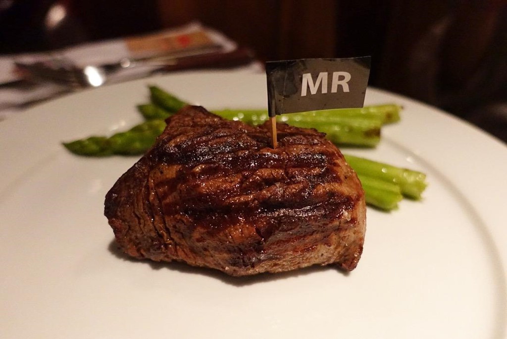 5 nhà hàng steak đắt xắt ra miếng nổi tiếng ở Hà Nội - Ảnh 3. 5 nhà hàng steak đắt xắt ra miếng nổi tiếng ở Hà Nội - Ảnh 3.