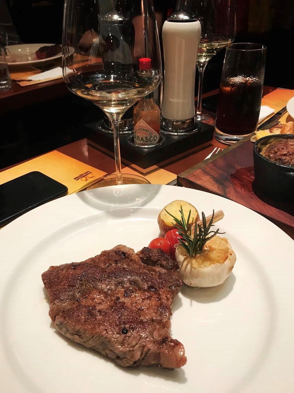 5 nhà hàng steak đắt xắt ra miếng nổi tiếng ở Hà Nội - Ảnh 21. 5 nhà hàng steak đắt xắt ra miếng nổi tiếng ở Hà Nội - Ảnh 21.