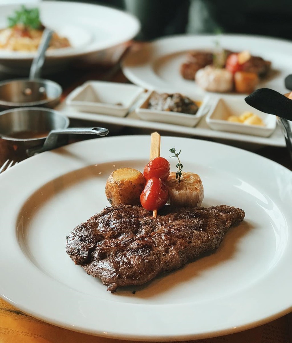 5 nhà hàng steak đắt xắt ra miếng nổi tiếng ở Hà Nội - Ảnh 23. 5 nhà hàng steak đắt xắt ra miếng nổi tiếng ở Hà Nội - Ảnh 23.