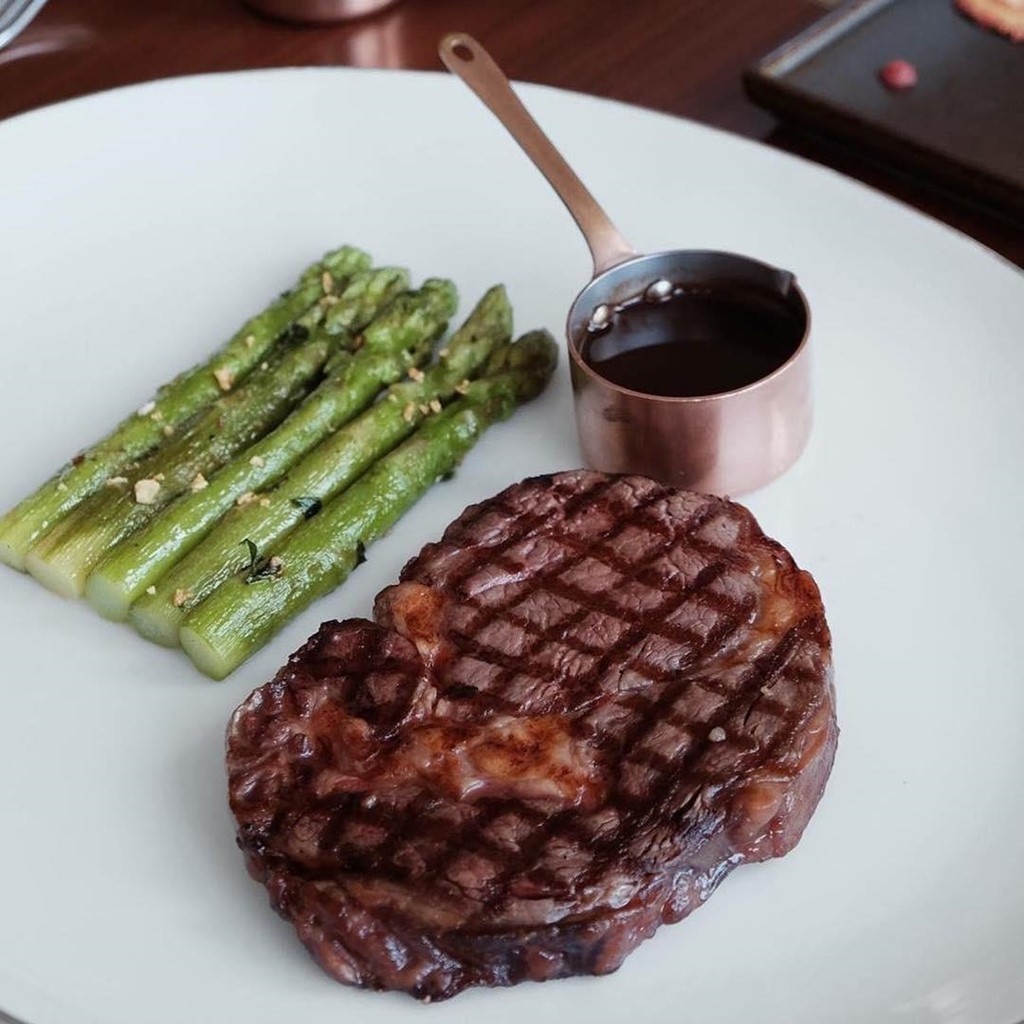 5 nhà hàng steak đắt xắt ra miếng nổi tiếng ở Hà Nội - Ảnh 9. 5 nhà hàng steak đắt xắt ra miếng nổi tiếng ở Hà Nội - Ảnh 9.